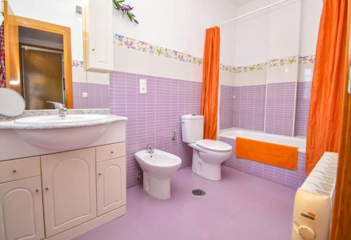 een badkamer met een wastafel, een toilet en een bad bij Vega’s Love in Málaga