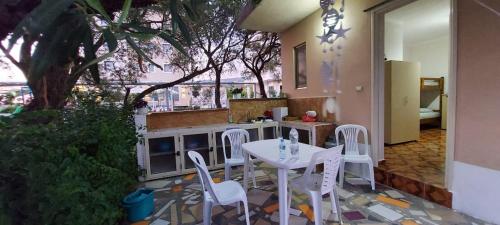 Novruzi Complex tesisinde bir balkon veya teras