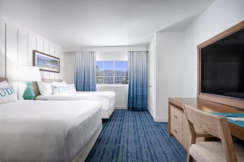 Habitación de hotel con 2 camas y TV de pantalla plana. en Margaritaville Resort Lake Tahoe, en South Lake Tahoe