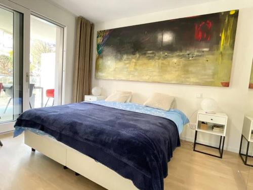 - une chambre avec un lit et une grande peinture murale dans l'établissement Luxury Green Flat in Center with Parking & Terrace, à Luxembourg