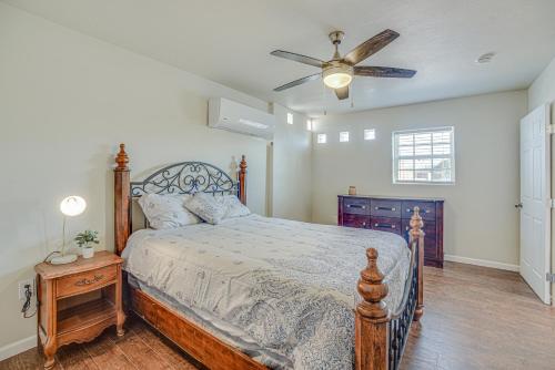 een slaapkamer met een bed en een plafondventilator bij Sunlit Albuquerque Retreat 3 Mi to Old Town! in Albuquerque