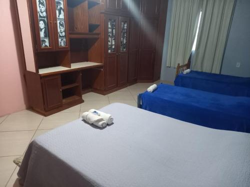 una camera d'albergo con due letti e asciugamani di Pousada Estrela Azul a São Gabriel