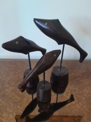 uma escultura de metal de aves em cima de tambores em 3 Bedroom Home em Wangaratta