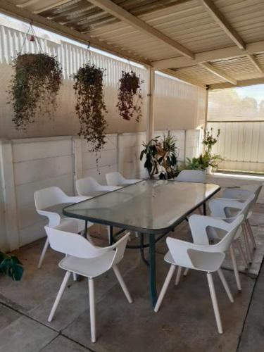 une chambre avec une table et des chaises dans un bâtiment dans l'établissement 3 Bedroom Home, à Wangaratta