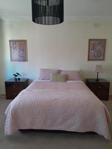 旺加拉塔的住宿－3 Bedroom Home，一间卧室配有一张带2个床头柜的大床