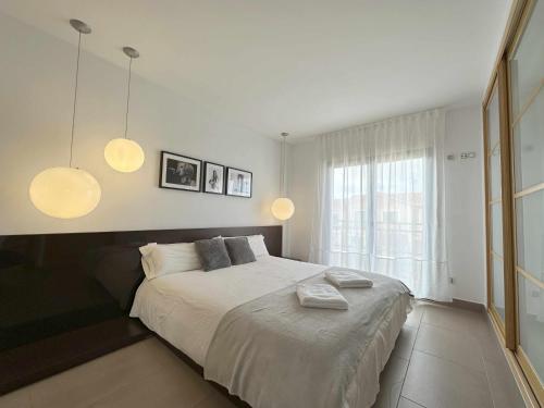 ein Schlafzimmer mit einem großen Bett mit zwei Handtüchern darauf in der Unterkunft Casa Jimena in Avila