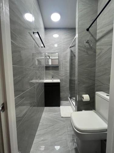 a bathroom with a toilet and a sink at Plaza London Hotel in London