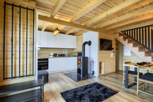 uma cozinha e sala de jantar com um fogão numa cabina em Domek Tylicz Widoki em Tylicz