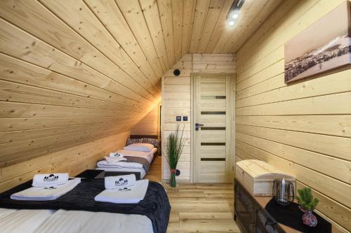 提利茲的住宿－Domek Tylicz Widoki，小木屋内带两张床的房间