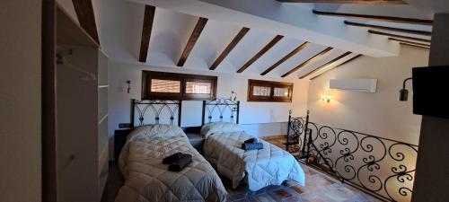 1 Schlafzimmer mit 2 Betten in einem Zimmer in der Unterkunft CASITA ROCIO in Jaén