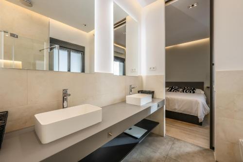 a bathroom with a sink and a mirror at En el corazón de Madrid, casa Moderna in Madrid