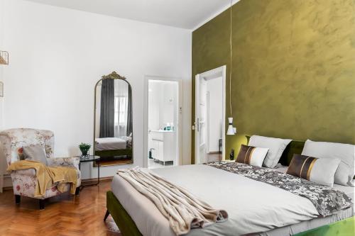 - une chambre avec un lit, une chaise et un miroir dans l'établissement Bucharest Ultracentral Apartment, à Bucarest