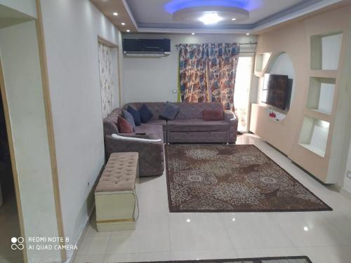 uma sala de estar com um sofá e uma mesa em City Square شقق فندقية مكيفة باطلالة علي البحر em Alexandria