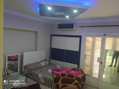 um quarto com 2 camas e um tecto em City Square شقق فندقية مكيفة باطلالة علي البحر em Alexandria