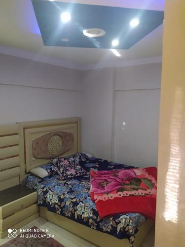 um quarto com uma cama com um tecto azul em City Square شقق فندقية مكيفة باطلالة علي البحر em Alexandria