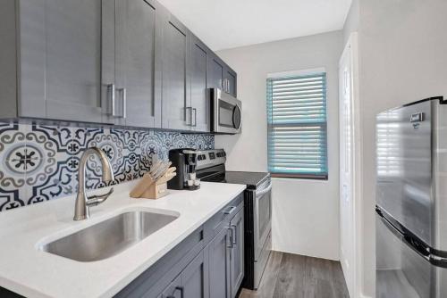 Кухня или мини-кухня в Rustic Retreats Cozy 1BR For 4 Guests Minutes From Las Olas
