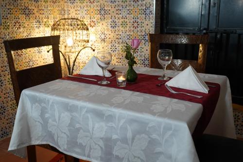 Una cama o camas en una habitación de Riad Mounir