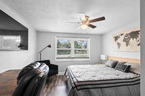 - une chambre avec un lit et un ventilateur de plafond dans l'établissement Ultimate Private Home with Heated Pool, à Sarasota