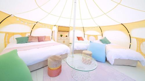 sypialnia z 2 łóżkami w namiocie w obiekcie Kanonji City - Camp - Vacation STAY 42260v w mieście Kanonji