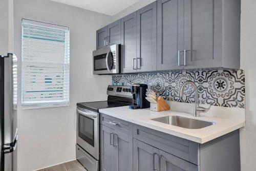 Dapur atau dapur kecil di Rustic Retreats Cozy 1BR for 2 guests minutes from Las Olas