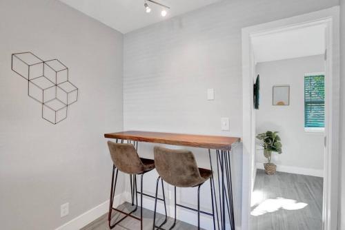 Gambar di galeri bagi Rustic Retreats Cozy 1BR for 2 guests minutes from Las Olas di Fort Lauderdale