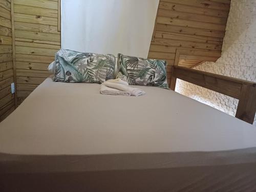 1 cama blanca grande con almohadas en una habitación en Ap a 6km do aeroporto Floripa en Florianópolis