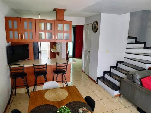 a living room with a couch and a table at Disfruta de la ciudad en un espacio tranquilo! in Guadalajara