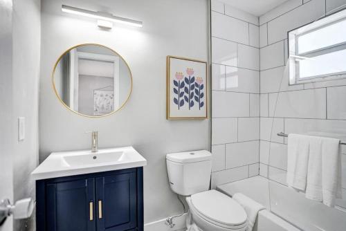 La salle de bains est pourvue d'un lavabo, de toilettes et d'un miroir. dans l'établissement Rustic Retreats Modern 1BR for 4 guests in the heart of Fort Lauderdale, à Fort Lauderdale