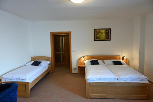 2 Betten in einem Zimmer mit in der Unterkunft Hotel Eufória in Nová Lesná