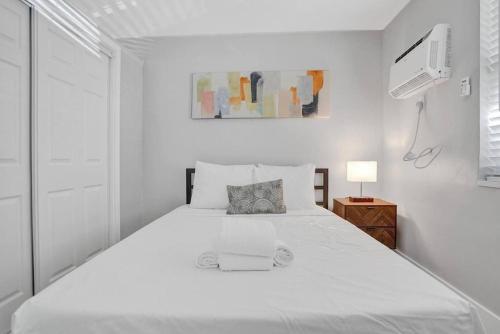 Rustic Retreats Beachy 1BR for 4 guests in the heart of Fort Lauderdale 객실 침대