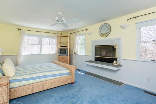 Southampton Serenity في ساوثامبتون: غرفة معيشة مع سرير ومدفأة