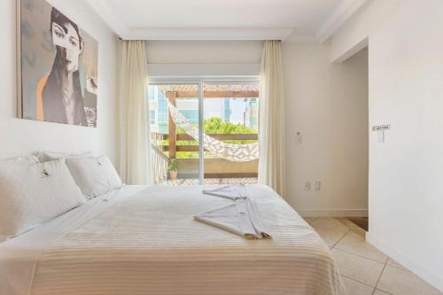 En eller flere senge i et værelse på Casa do Artista a 60m do mar, piscina, 4 quartos