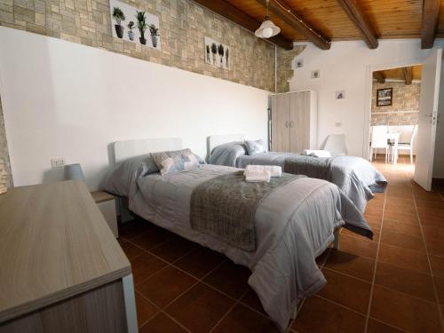 um quarto com três camas num quarto em Casa vacanze San Matteo em Scicli