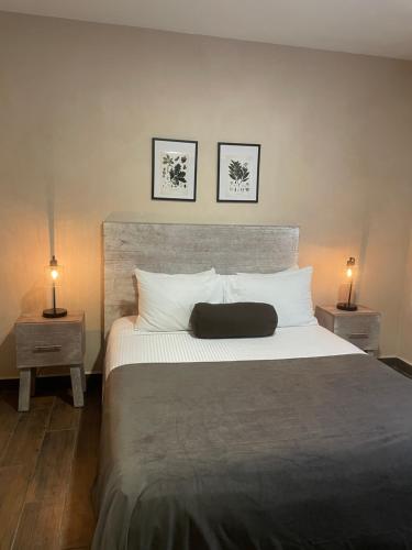 una camera da letto con un grande letto con due comodini di Gardenia Collective a Tulum