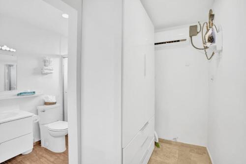 Bilik mandi di Waves Beach Town Studio Apartment