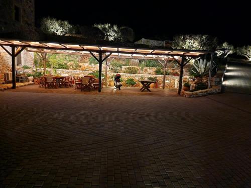Un restaurante o sitio para comer en Focalion Castle Luxury Suites