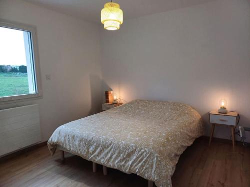 - une chambre avec un lit et une fenêtre avec deux lumières dans l'établissement LE CAMPALOU, à Saint-Barthélemy-le-Plain