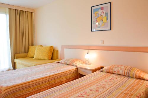 Cette chambre comprend 2 lits et une fenêtre. dans l'établissement Vita Park Hotel & Aqua Park, à Albena