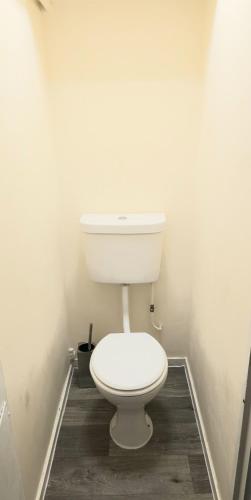 uma casa de banho com um WC branco num quarto em single room close to the city em Londres