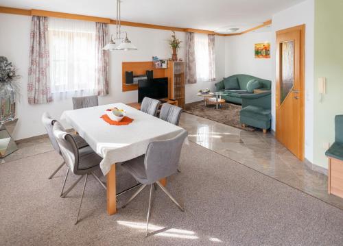 ein Wohnzimmer mit einem weißen Tisch und Stühlen in der Unterkunft dastraunseehaus in Traunkirchen
