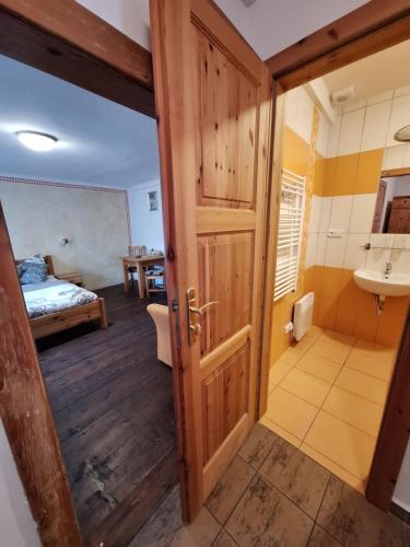 een kamer met een deur naar een slaapkamer bij Penzion V Suchu in Český Krumlov