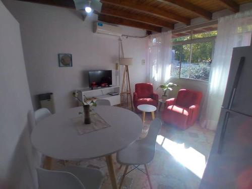 ein Wohnzimmer mit einem weißen Tisch und Stühlen in der Unterkunft Departamento Zapata 5ta Mendoza in Mendoza