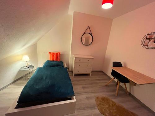 a small bedroom with a bed and a desk at gemütliche 3 Zi Wohnung & Garage Essen Messe in Essen