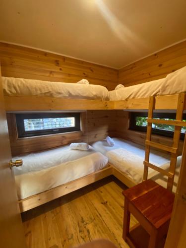 a bedroom with two bunk beds in a cabin at Cabañas Borgolafquen in Panguipulli