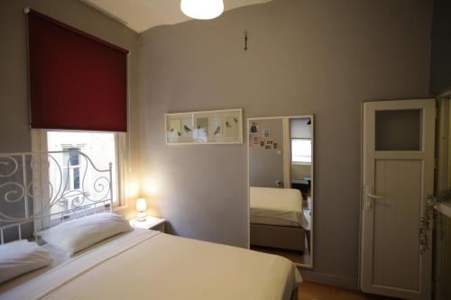 イスタンブールにあるHistorical Apartment back to Galata Towerのベッドルーム1室(ベッド1台、窓、鏡付)