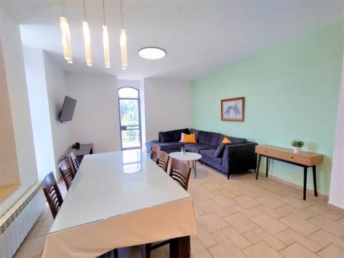 Family Apartment near Old City