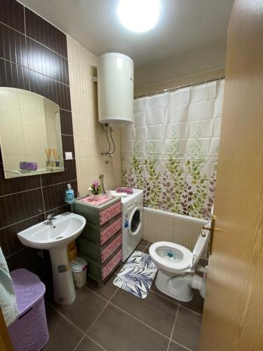ein Bad mit einem WC und einem Waschbecken in der Unterkunft Apartman Stanić in Bosanska Gradiška
