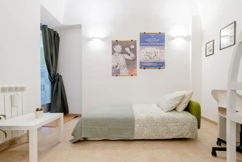Dormitorio blanco con cama y mesa en Lungarno 7 Pisa, en Pisa