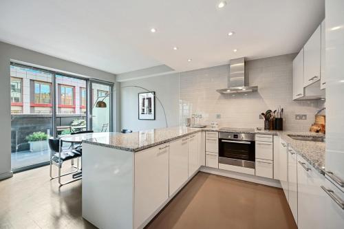 Dapur atau dapur kecil di Sleek 2BD Flat wTerrace - 2 Mins from Farringdon!