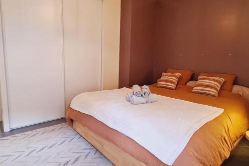 um quarto com uma cama com duas toalhas em Appartement 2 pièces centre ville avec parking em Neauphle-le-Château